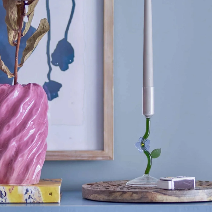 Dekoracyjny świecznik Bloomingville Vesper szklany kwiat 19 cm